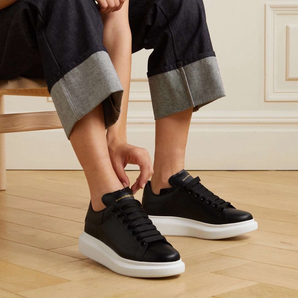 ALEXANDER
MCQUEEN
Leather exaggerated-sole sneakers